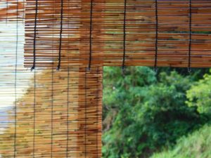 すだれを室内や室外に取り付けるときのポイント 風対策もきっちりと まめテンの豆袋